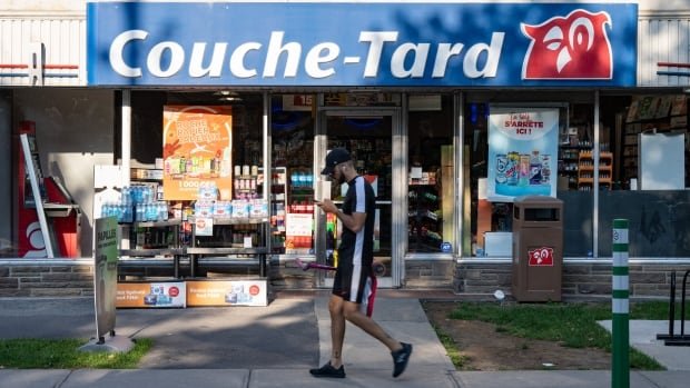 Het gemakswinkelmerk Couche-Tard uit Quebec wil 7-Eleven kopen. Zo is het zover gekomen