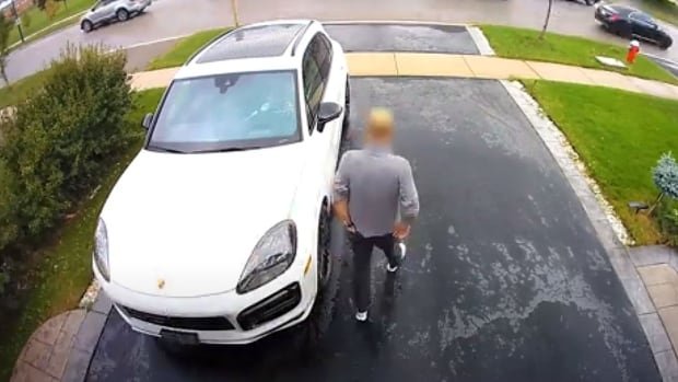 Verdachte gearresteerd voor autodiefstal in Mississauga, waarbij man werd aangereden met gestolen Porsche