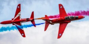 Rode pijlen gericht op overvlucht over St. John’s Harbour tijdens het avondeten